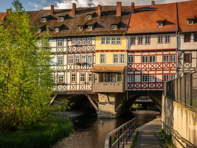 Krämerbrücke stammer oprindeligt fra 1100-tallet, og i 1300-tallet byggede man huse på broen