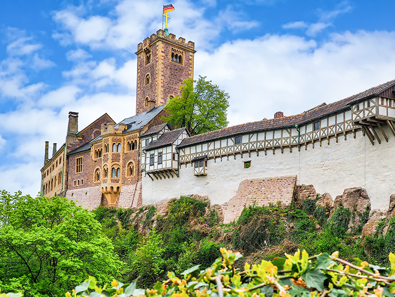 Oplev den historiske Wartburg i Eisenach, en imponerende 1100-talsborg, som bl.a. har huset Martin Luther