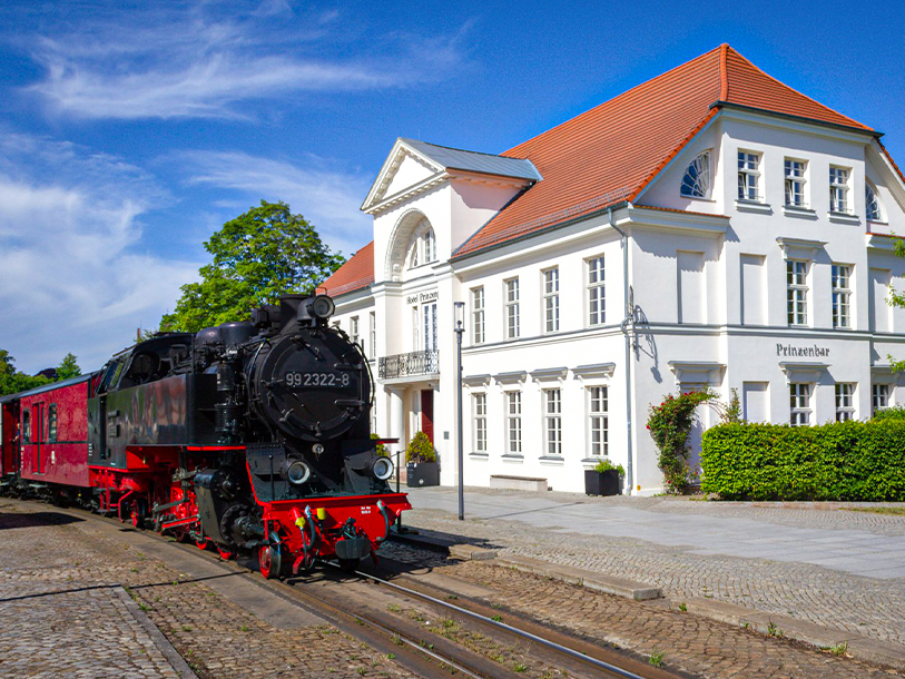 Damplokomotivet Molli har simpelt hen station lige foran jeres hoteladresse