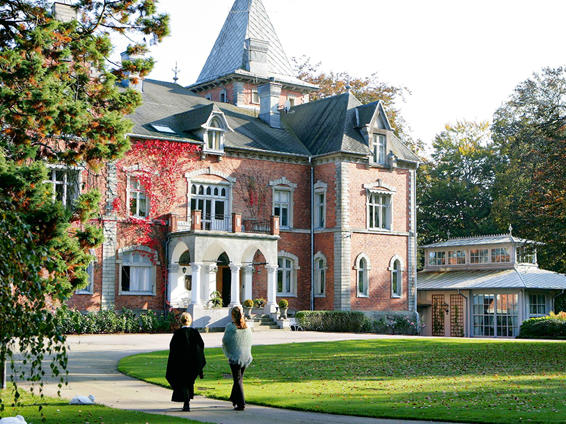 I bor elegant og historisk på Thorskogs Slott fra 1892 - vinder af "Årets Slottshotell" i 2025