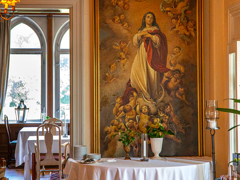 Slotshotellets restaurant skaber stemningsfulde rammer for de inkluderede middage