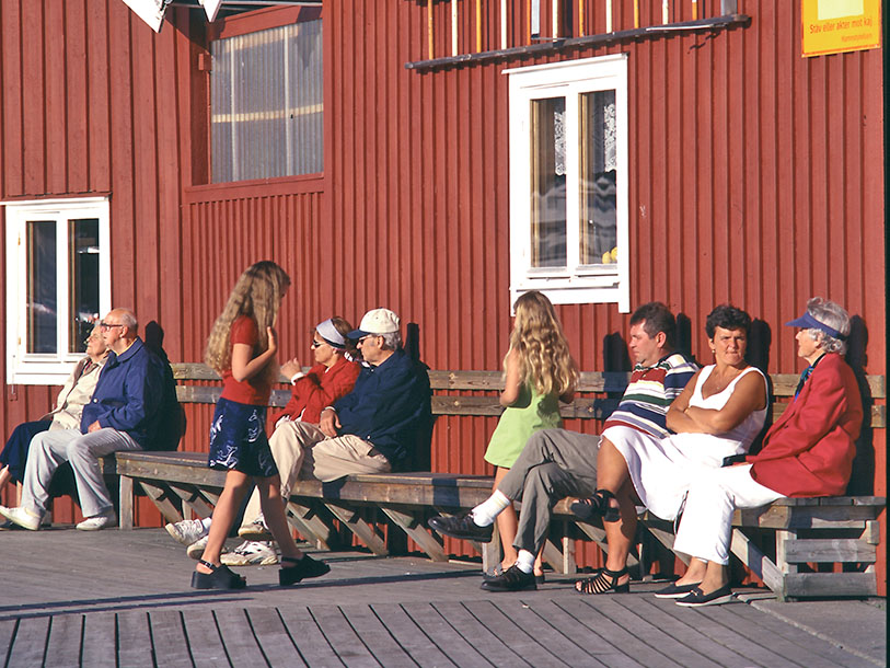 Når solen luner, er udsigtspladserne på skærgårdsbyernes kajkanter og træbroer populære