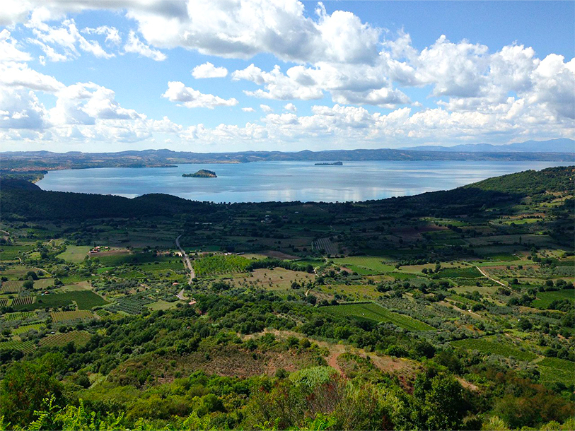 Njut av panoramautsikten över den vulkaniska Lago di Bolsena, där lugn och natur går hand i hand