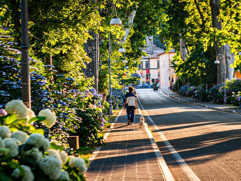 Charmig medeltidsstämning i Bolsena med små torg, caféer och äkta italiensk atmosfär