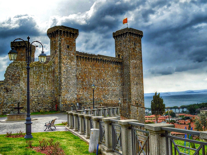 Rocca Monaldeschi-fästningen tornar upp sig över staden och erbjuder en hisnande utsikt över sjön och området