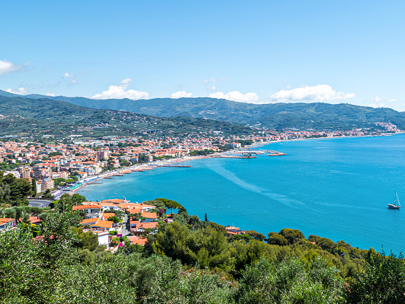 Den maleriske bugt, hvor Imperia ligger - jeres base for sommerferien
