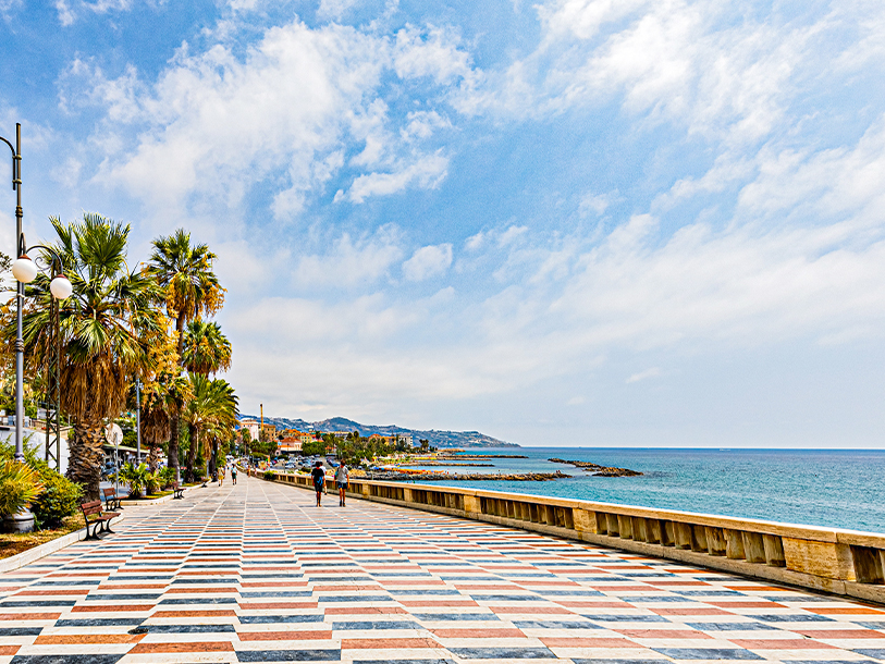 I San Bartolomero finder I desuden den lange, flotte strandpromenade Bassamarea