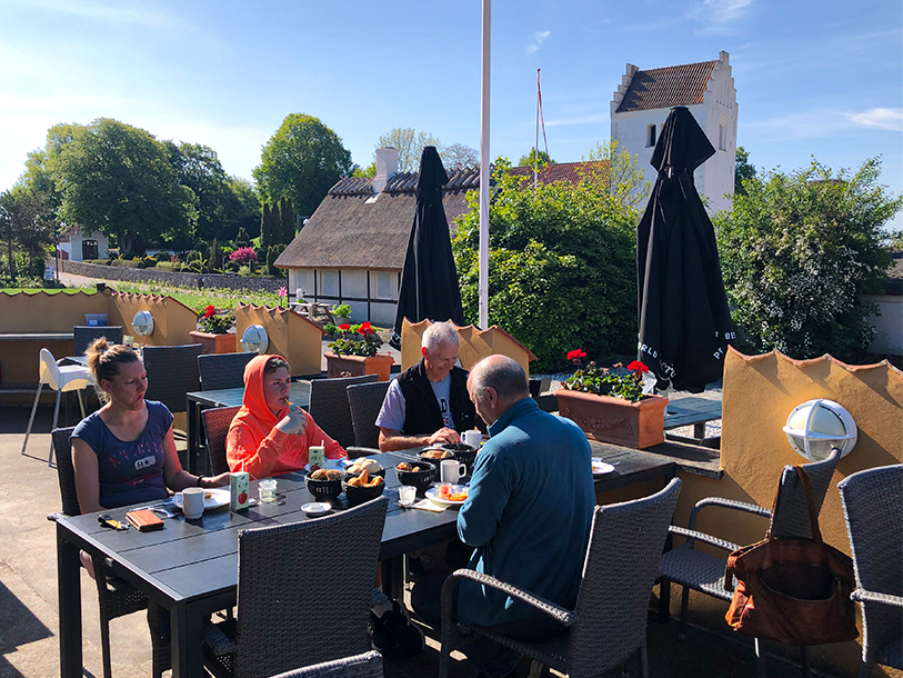 Morgenmad på Orø Kro med udsigt til kirken