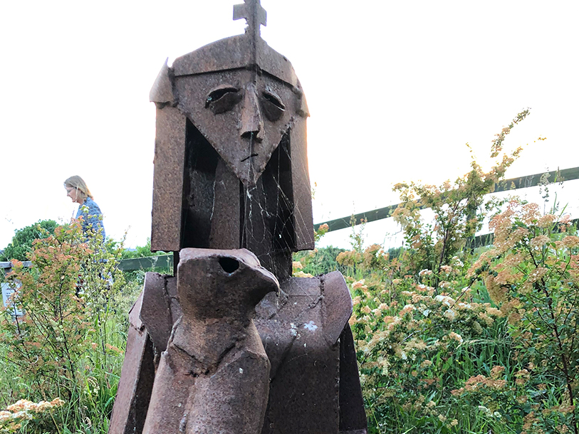 Her er sågar rejst en lille statue af Dronning Margrethe I