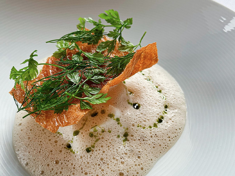 Köket gynnas av att bo på Söderhavsöarna, där de bördiga jordarna ger en mängd goda ingredienser