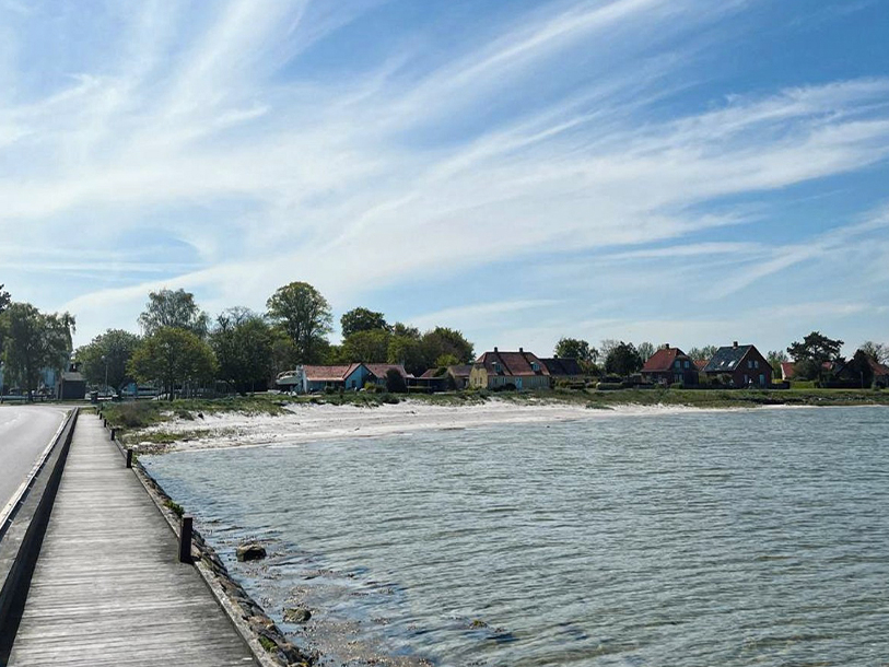 Det finns en större sandstrand precis nedanför Bandholm Badehotel