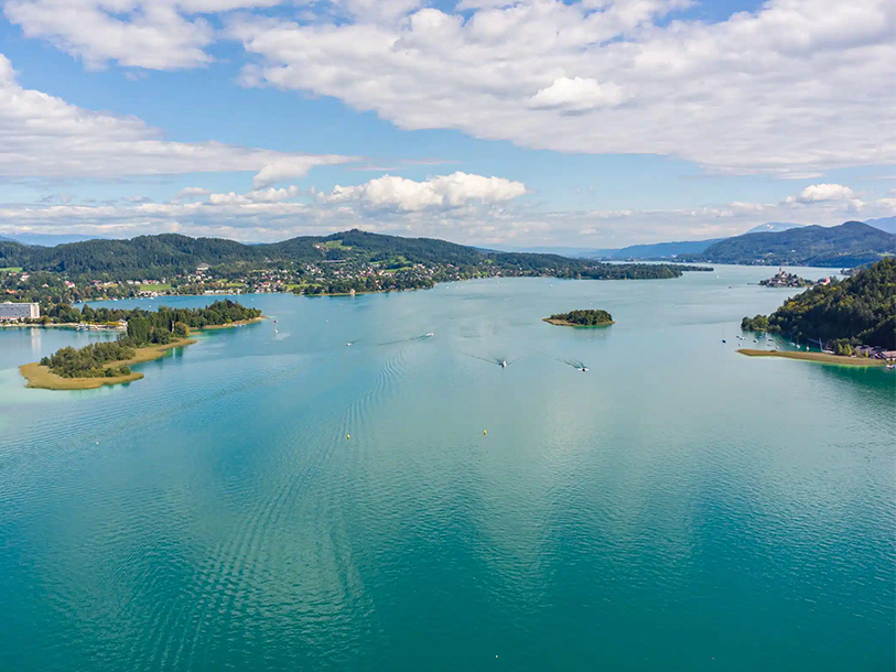 Turkisblåt vand og grønne omgivelser - naturens perfekte palette