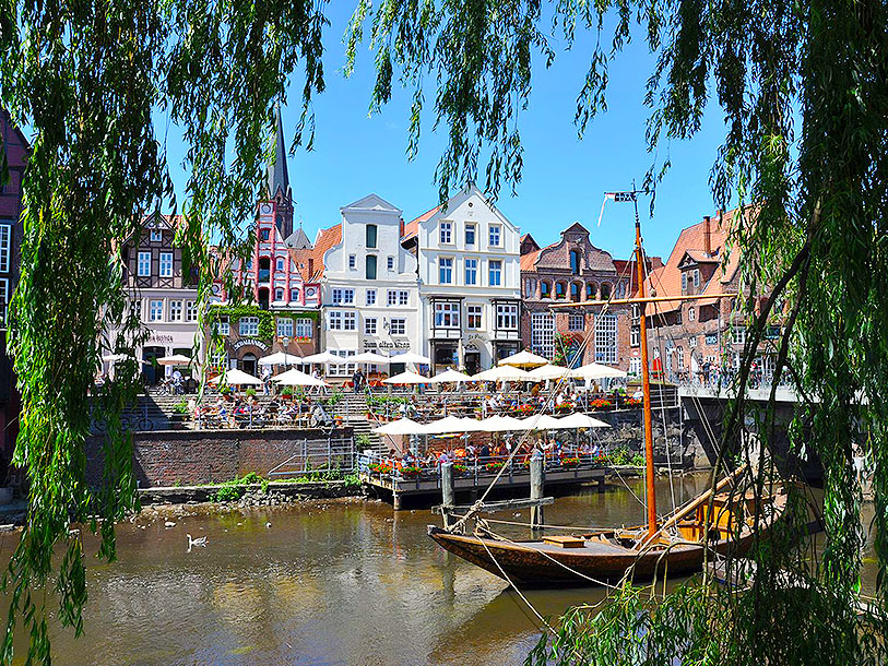 Få skridt fra hotellet ligger Ilmenau-floden og den historiske havn