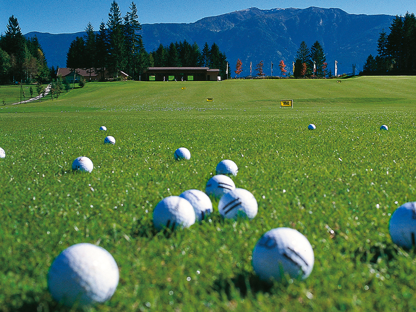 Slå et slag golf med udsigt til sø og bjerge