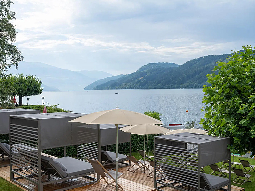 Nyd udsigten fra solterrassen over Millstätter See og Alpernes smukke silhuetter