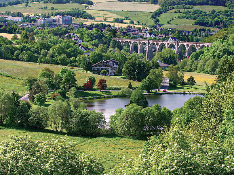 Staden, viadukten och sjön smälter samman i ett rofyllt panorama där Willingen visar sin mest idylliska sida