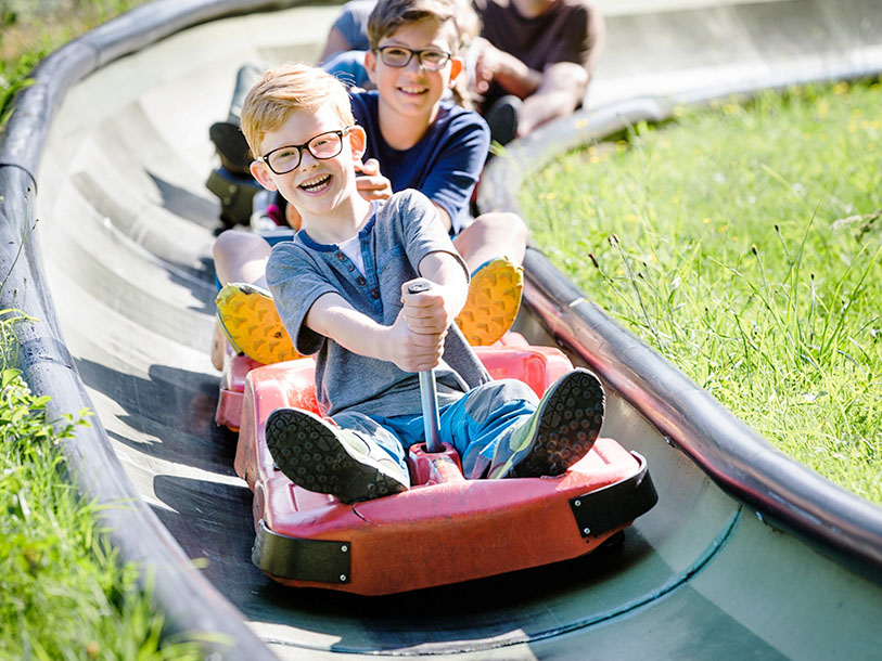 Sätt dig redo och släpp bromsen - sommarrodelbanan i Willingen bjuder på skratt och fart i kinderna