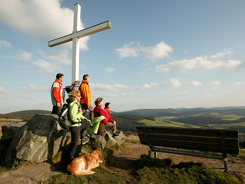 Vandringen till Gipfelkreuz auf dem Clemensberg belönar dig med ett panorama som är värt varje steg