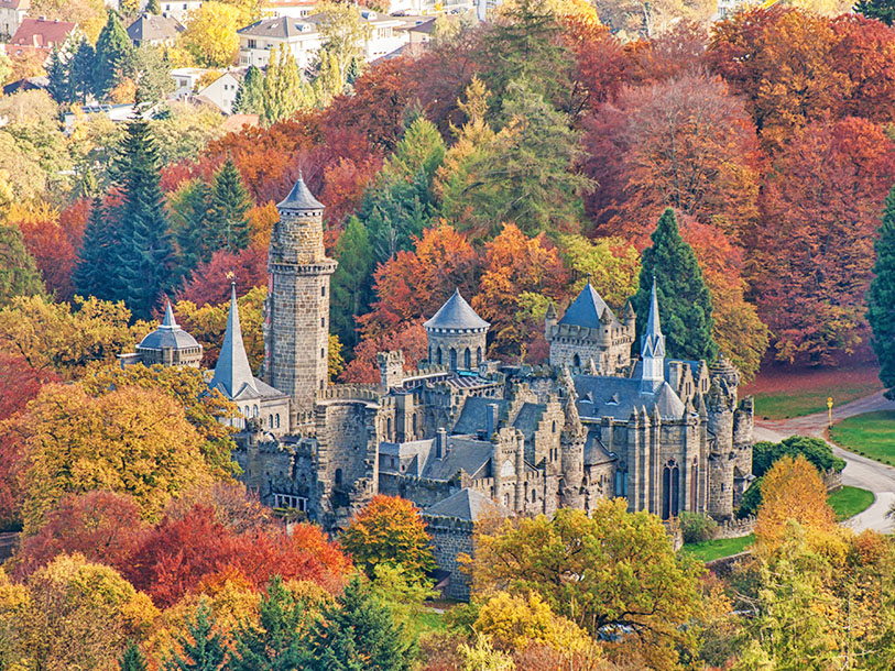 Mitt i landskapet ligger Schloss Löwenburg - ett romantiskt jaktslott i den enorma parken