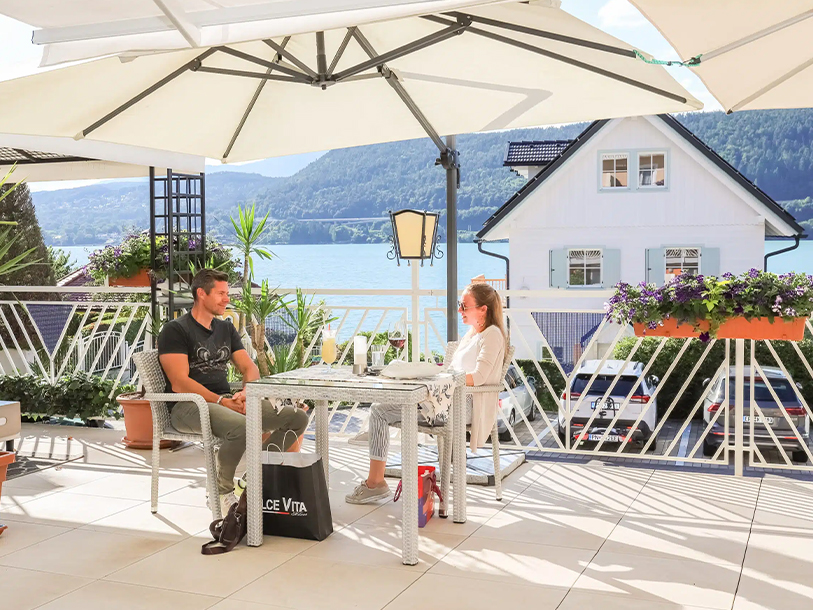 Utsikt från hotellets panoramaterrass med utsikt över sjön Wörthersee