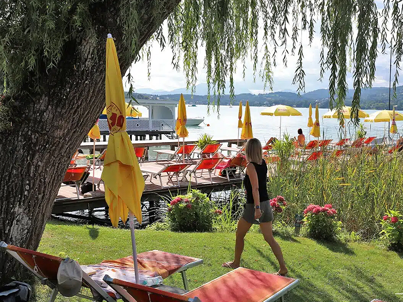 Se fram emot att slå dig ner här på hotellets privata strand vid sjön