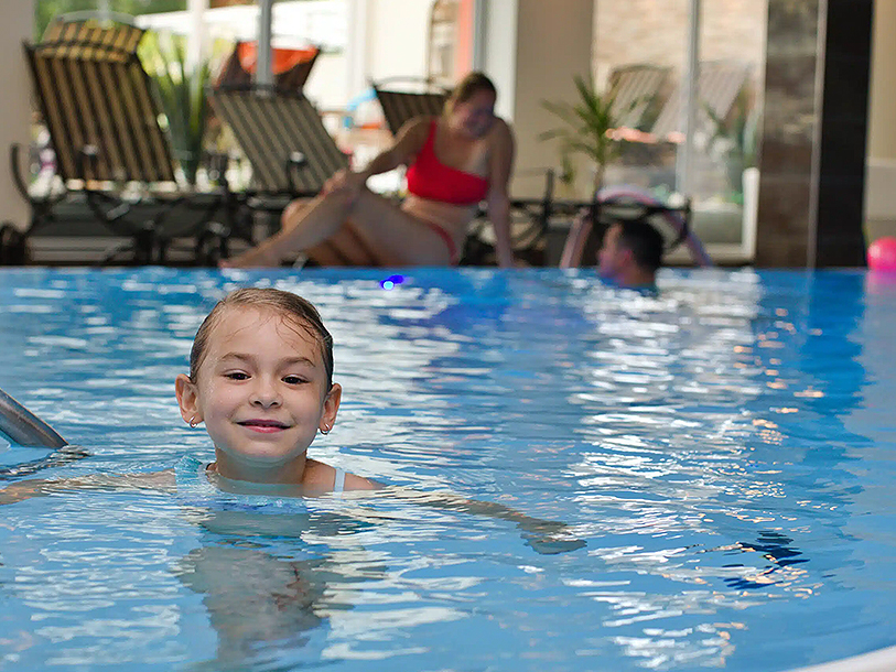 Om vädret skulle bli lite kyligt kan du hoppa i hotellets inomhuspool