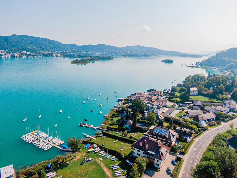 Du kan ta turen hela vägen runt Wörthersee - en liten pärla omgiven av mjuka berg