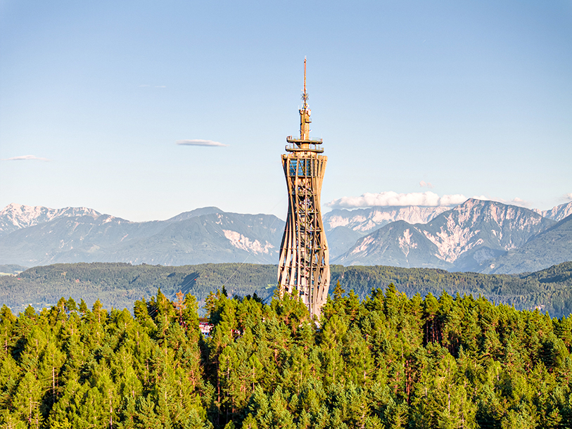 Mycket nära hotellet reser sig utsiktstornet Pyramidenkogel med utsikt över hela Wörthersee