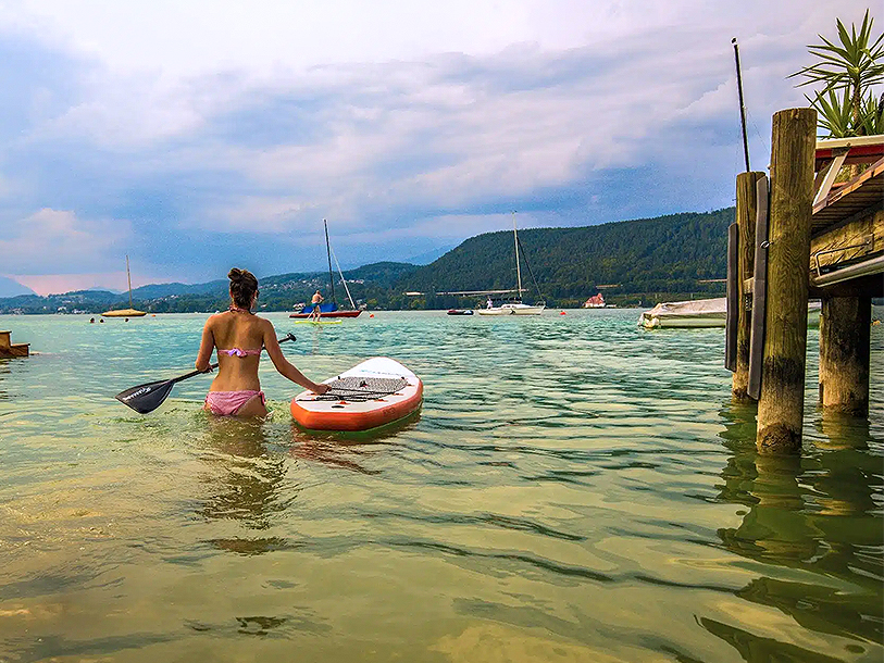 På sommaren når badvattnet i Wörthersee temperaturen närmare 30 grader