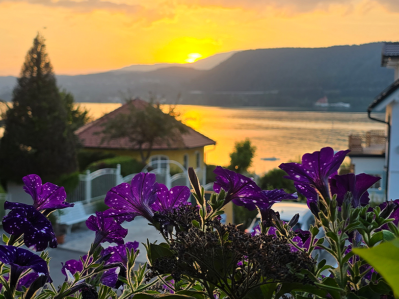 Tillbaka på hotellet kan du se fram emot att njuta av solnedgången över Wörthersee - och en drink