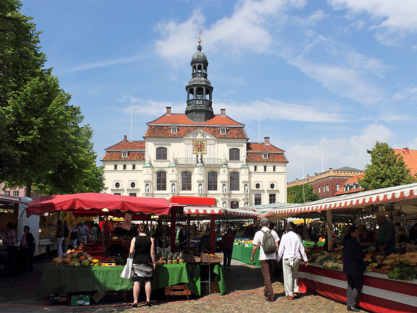 Marktplatz domineras av det imponerande rådhuset, som representerar 700 år av arkitektur!