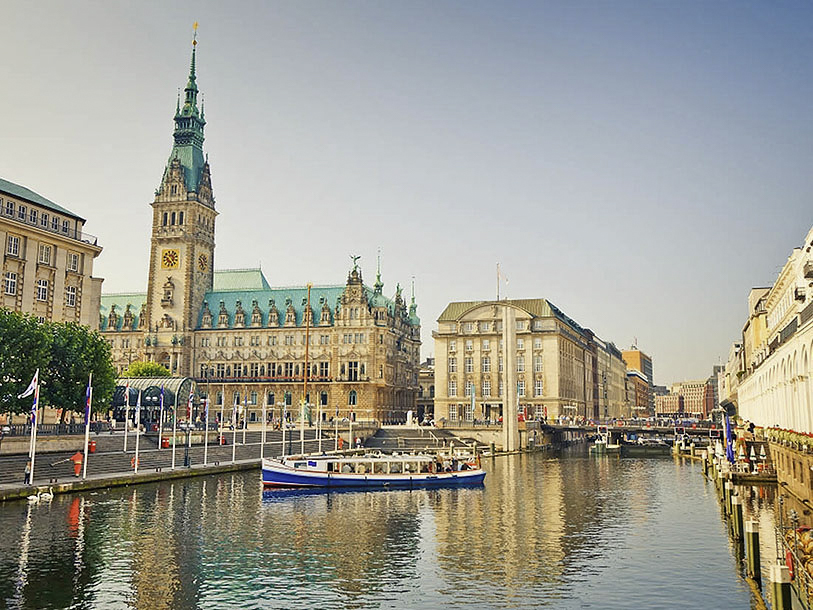Det är också enkelt att åka på en utflykt till en annan hanseatisk stad från hotellet - Hamburg