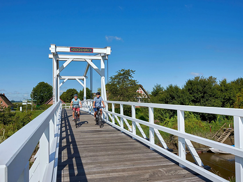 Liksom den mysiga Hogendiekbruecke-bron i grannstaden Steinkirchen © urlaubsregion-altesland