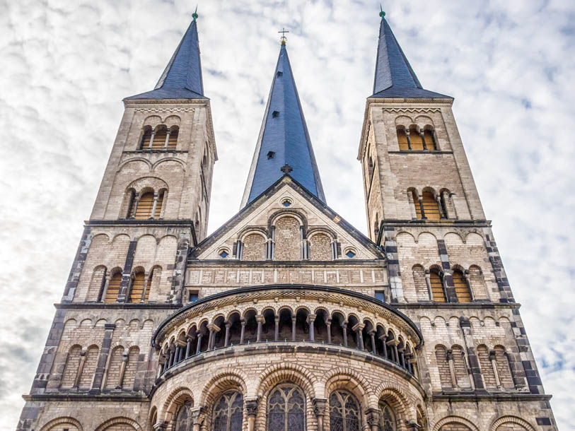 En annan höjdpunkt i staden är Bonner Münster-katedralen, som står som ett landmärke i centrum