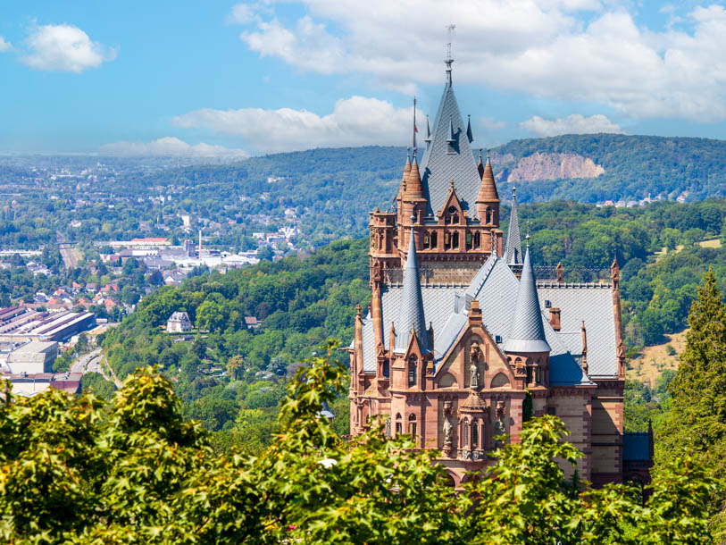 Ovanför Königswinter tornar Schloss Drachenburg - uppkallat efter "drakberget" Drachenfels