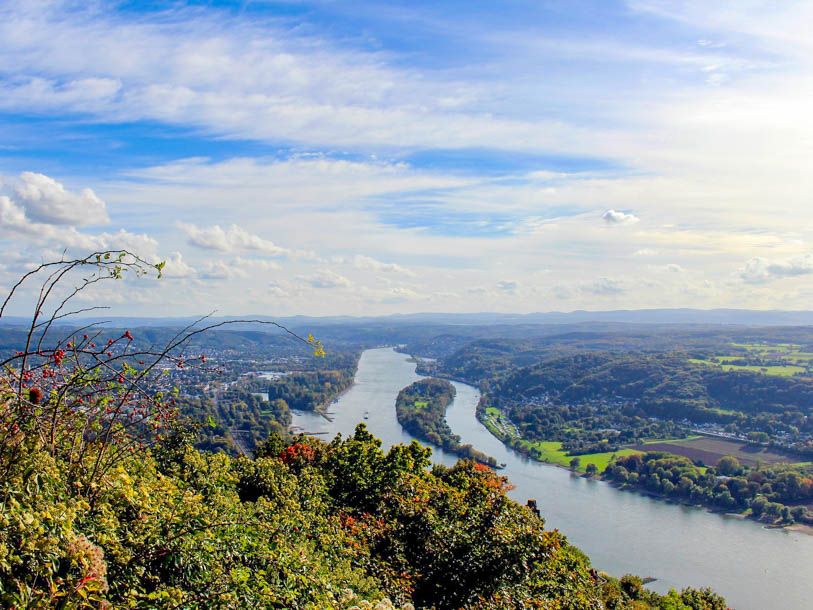 Från toppen av Drachenfels har du en hisnande utsikt 320 meter över Rhen