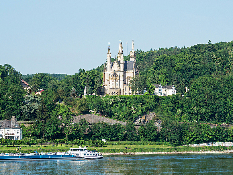 På en flodtur kan du också få en glimt av Apollinariskirche i Remagen am Rhein, som har en gammal historia
