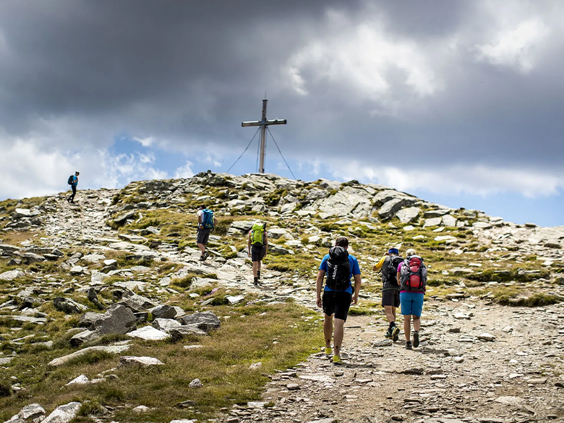 Vandringen till toppen av Zirbitzkogel (2 396 m ö.h.) bjuder på en oförglömlig utsikt över bergen