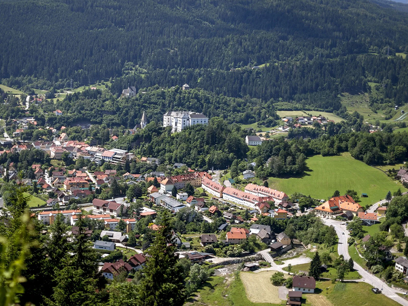 Från höjderna runt Murau kan du njuta av en fantastisk utsikt ner över staden och den vackra dalen
