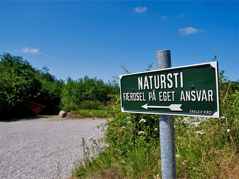 Det finns flera markerade vandringsleder från hotellet till den omgivande naturen
