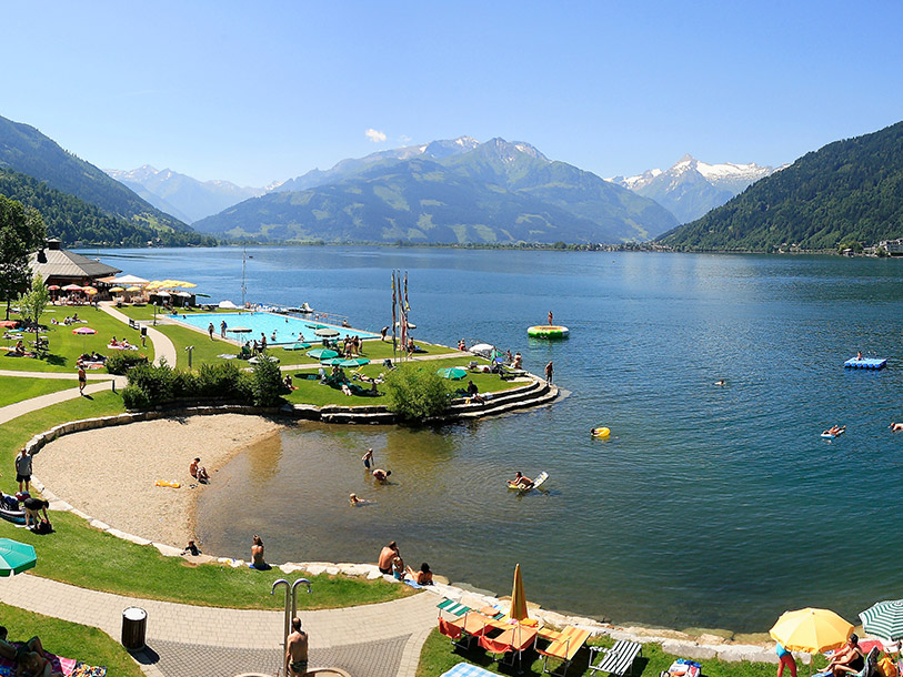 Zell am See är en populär semesterort med sin trevliga strandpromenad