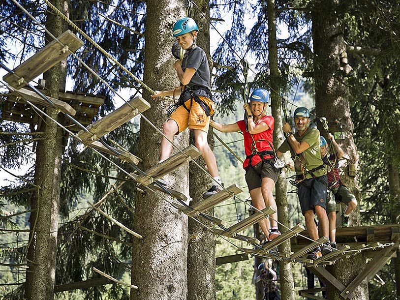 Tillbringa en dag med att klättra på hinderbanorna mellan träden på Baumzipfelweg Saalbach-Hinterglemm