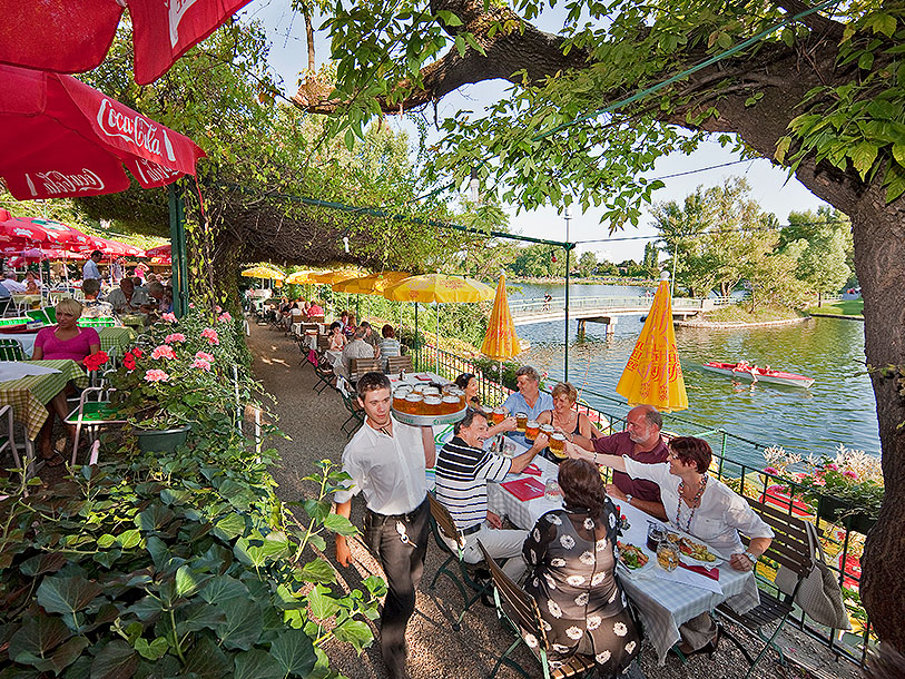 Längs Donaukanalen hittar man de mysiga ölbarerna © austrianviews.at