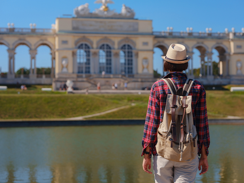 Besök till exempel Gloriette-paviljongen, varifrån det finns en ikonisk utsikt över Wien