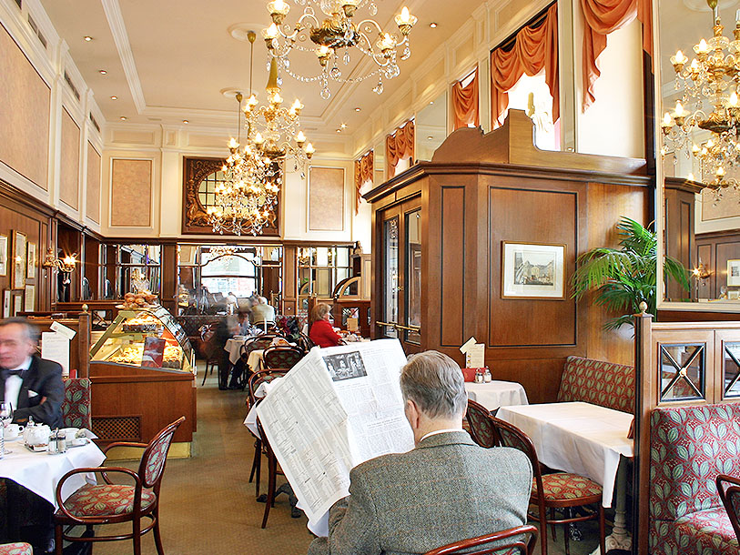 Slå dig ner under ljuskronorna och njut av atmosfären på Café Sacher © austrianviews.at