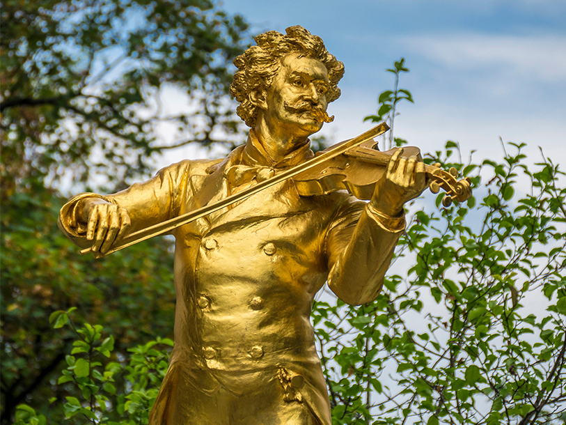 Valskungen Johann Strauss gjorde Wien populärt på 1800-talet, och han är fortfarande hyllad för det