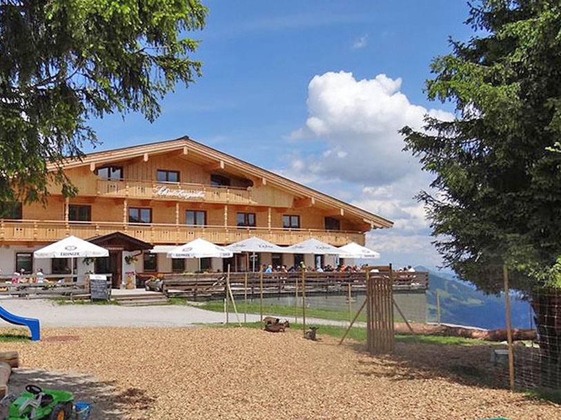 Vid Schatzbergs bergsstation hittar du denna härliga uteservering med solterrass