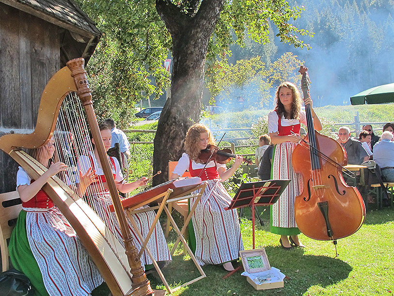 Under sommaren bjuder man på tyrolsk folklore och olika sommarevenemang