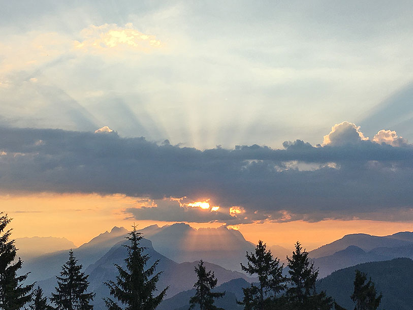 Och njut av de vackraste sol- och solnedgångar som du bara finner i Alperna