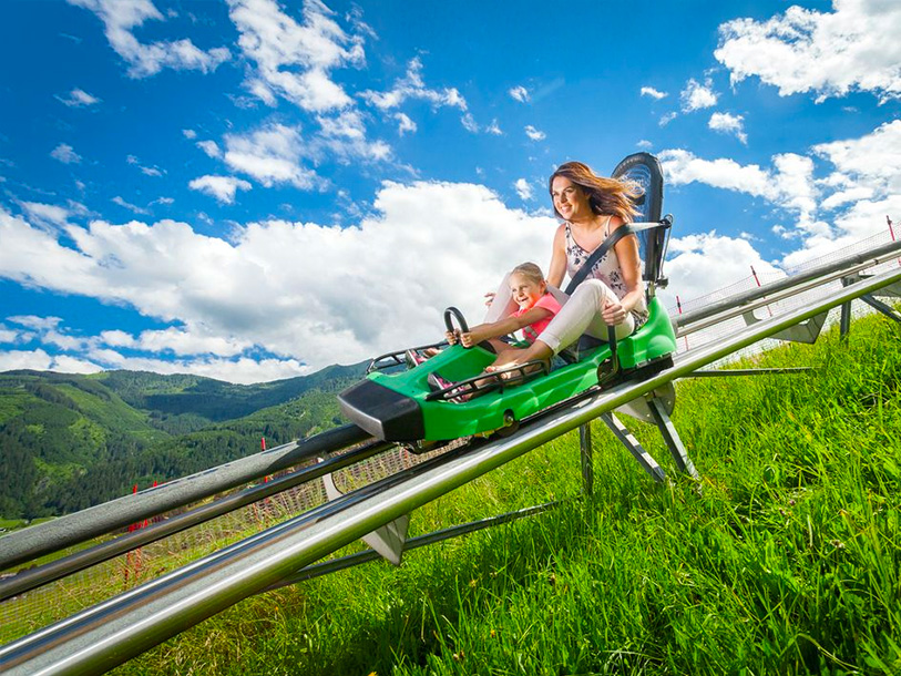Få en hisnande åktur nerför berget med sommarrodelbanan vid Maiskogel